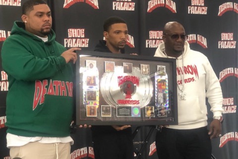 Web3GangGeneral's tweet image. the Homie #NateDogg kids holding up a piece of #HiphopHistory that he helped creat.  The Saga Continues #DeathRow #RestInPeaceNateDogg
#WestcoastRoyalty