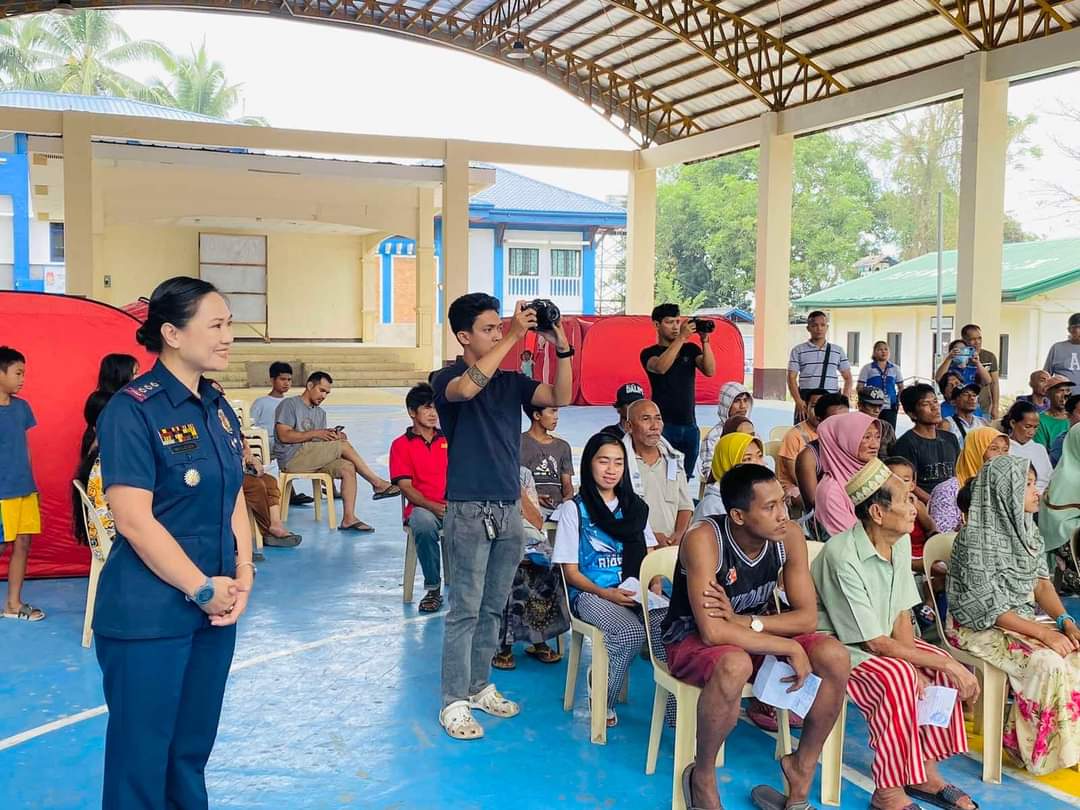 PCOL KIMBERLY E MOLITAS, Officer-In Charge together with other officials assisted Mayor John M Dalipe in the distribution of hot meals, food packs, kitchen utensils, sleeping mats and hygiene kits to the 43 families of Labuan fire victims on Monday morning.