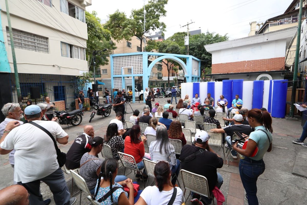 A través del 1x10 del Buen Gobierno seguimos dando respuesta a las prioridades de nuestros vecinos y vecinas. Hoy entregamos tanques para el almacenamiento de agua potable a las familias del sector La Cruz, en el municipio Chacao.