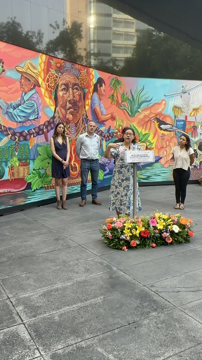 Estamos en la presentación del proyecto “Arte Público contra la captura corporativa: nuestros alimentos, nuestra salud, nuestro ambiente”, un mural realizado por la artista zapoteca Ana Xhopa, sobre la resistencia frente a los #SistemasAlimentarios dominantes.