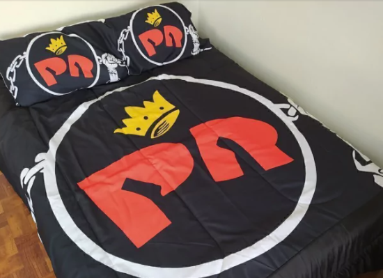 en esta cama voy a morder el tallo de su rosa,
aunque me clave sus uñas espinas...