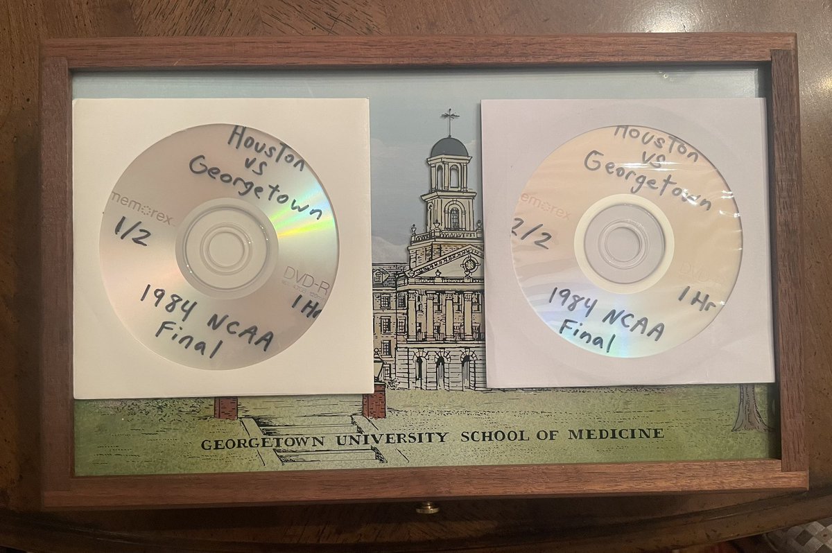 HoyaLawya95's tweet photo. Safely kept in this box for 40 years. #HoyaSaxa https://t.co/GKfkz4i8Em