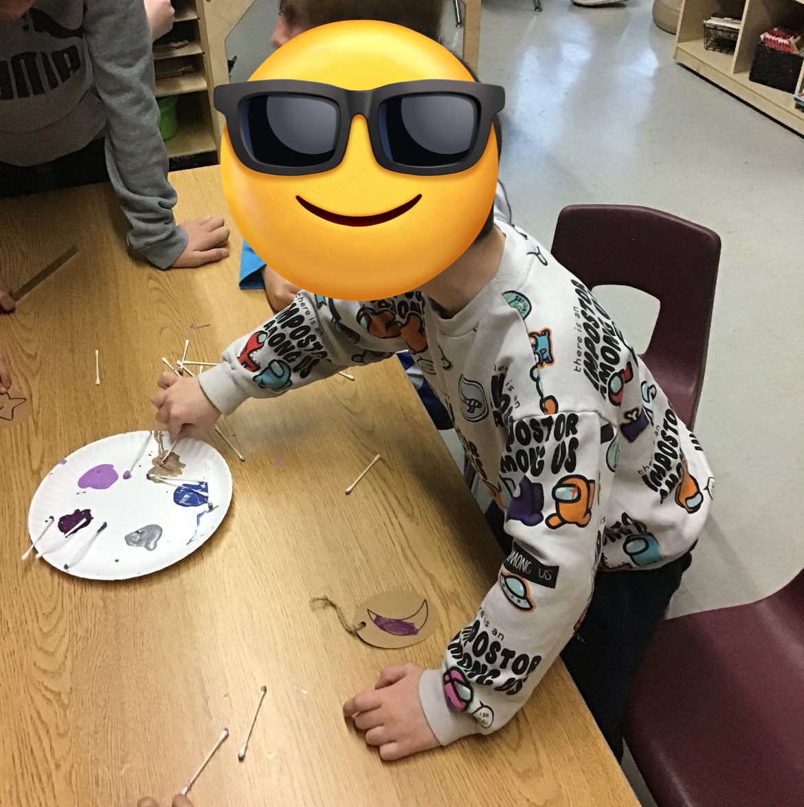 Check out April’s Peace Tree!  Ramadan Mubarak to all our families celebrating! Ss created moons and stars with their learning buddies.  <a href="/mountsfieldps/">Mountsfield Public School</a> <a href="/SabrinaTyrer/">Sabrina Tyrer</a> <a href="/PeaceTreeDay/">Peace Tree Day</a> @tvdsb <a href="/TVDSB/">Thames Valley DSB</a>Kinder