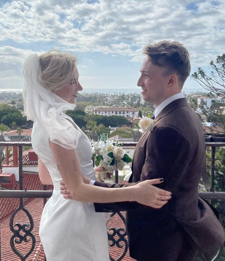 hazardiaz__'s tweet photo. BREAKING NEWS‼️📢 THE TWO PEOPLE FROM THE WHITE PEOPLE FACE MEME HAVE GOTTEN MARRIED📢‼️ https://t.co/26rWOKMbfh