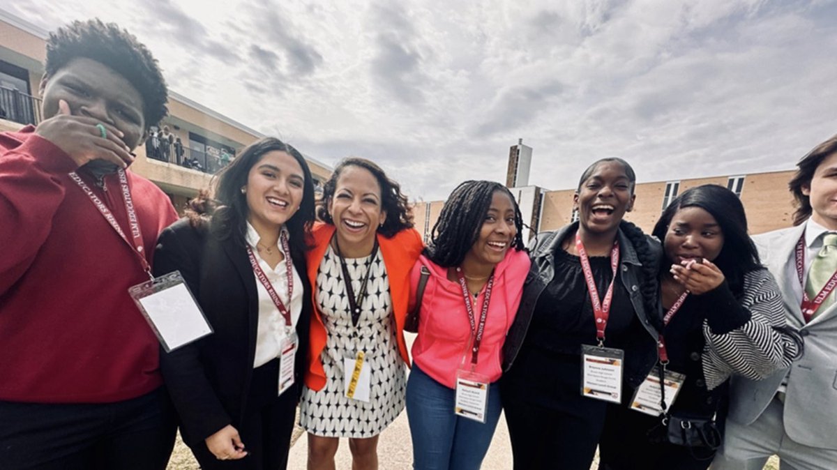 "Do you want to have lasting impact? Do you want to be remembered forever?" Kimberly Eckert joins Jennifer Gonzalez to discuss solutions to the teacher shortage including #educatorsrising: cultofpedagogy.com/teacher-shorta…
#podcast