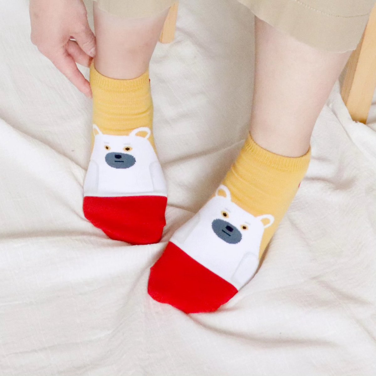 tuperatupera's tweet photo. 親子の時間研究所から絵本「しろくまのパンツ」の靴下が発売となりました。レディースとキッズサイズになります。全国の書店等で発売していますので、ぜひ。オンラインからの購入はこちら→　https://t.co/t3YKR5P91X

https://t.co/NTiD9LMAPg https://t.co/7Si2GVmyPG
