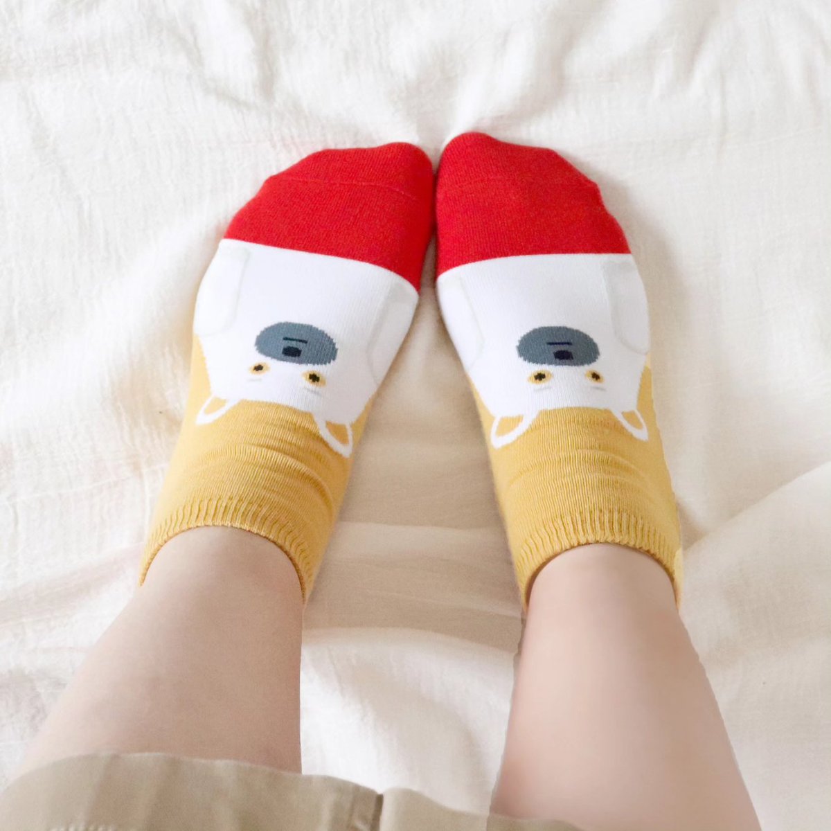 tuperatupera's tweet photo. 親子の時間研究所から絵本「しろくまのパンツ」の靴下が発売となりました。レディースとキッズサイズになります。全国の書店等で発売していますので、ぜひ。オンラインからの購入はこちら→　https://t.co/t3YKR5P91X

https://t.co/NTiD9LMAPg https://t.co/7Si2GVmyPG