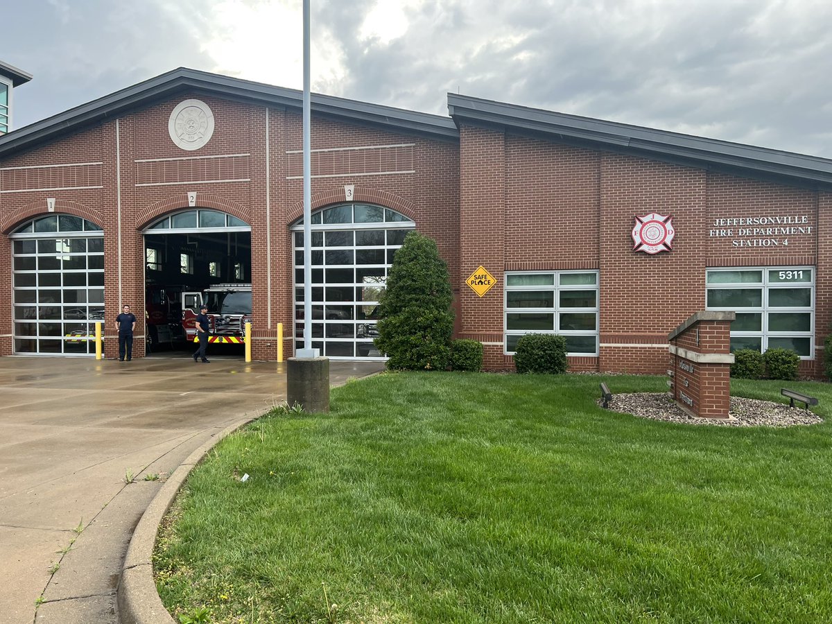 🚨🚨PLEASE SHARE!!🚨🚨 Anyone needing Red Cross assistance/ shelter/ lodging due to your home damaged by the #JeffTornado, please report to station 4 located at 5311 East 10th Jeffersonville. @WDRBNews @WLKY @WHAS11 @wave3news @840WHAS