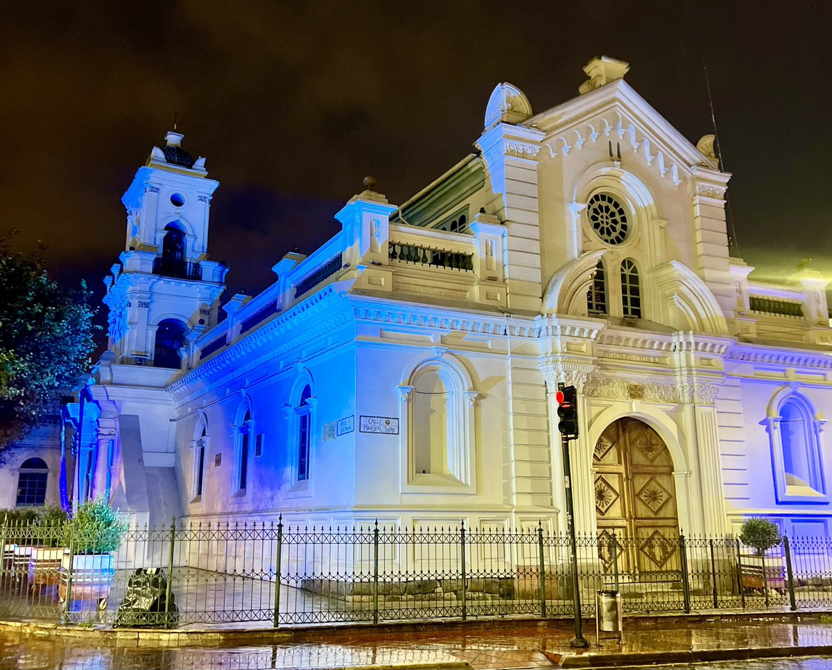 Está noche se iluminaron edificios importantes en #Cuenca con luz azul en honor al Día Mundial de Concienciación sobre el Autismo, en colaboración con la Fundación Iluminar, para promover la inclusión y el respeto hacia las personas con esta condición.

<a href="/czamoramatute/">Cristian Zamora M</a>