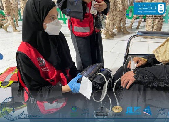 ksu_EnglishClub's tweet photo. On their third day of volunteering in the Ambulatory Services Program at the Holy Mosque, #King_Saud_University_for_Voluntary_Work team shine brightly https://t.co/MwZ0rB8w9H