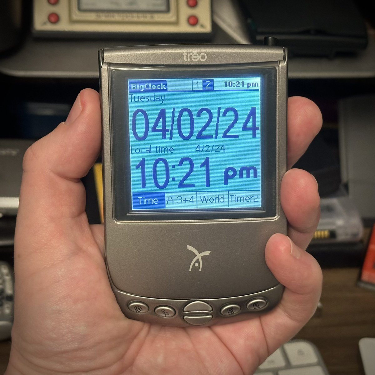 Have a good night from West Coast. The BigClock app on the Handspring Treo 90 #palmpilot #palmarchive #palm #palmos #pda #palmpda #handspring #treo #treo90 #palmos4 #palmsdio #palmcamera #recomserv #oldcomputer #oldcomputers #retrodevices #retrocomputer #retrocomputing