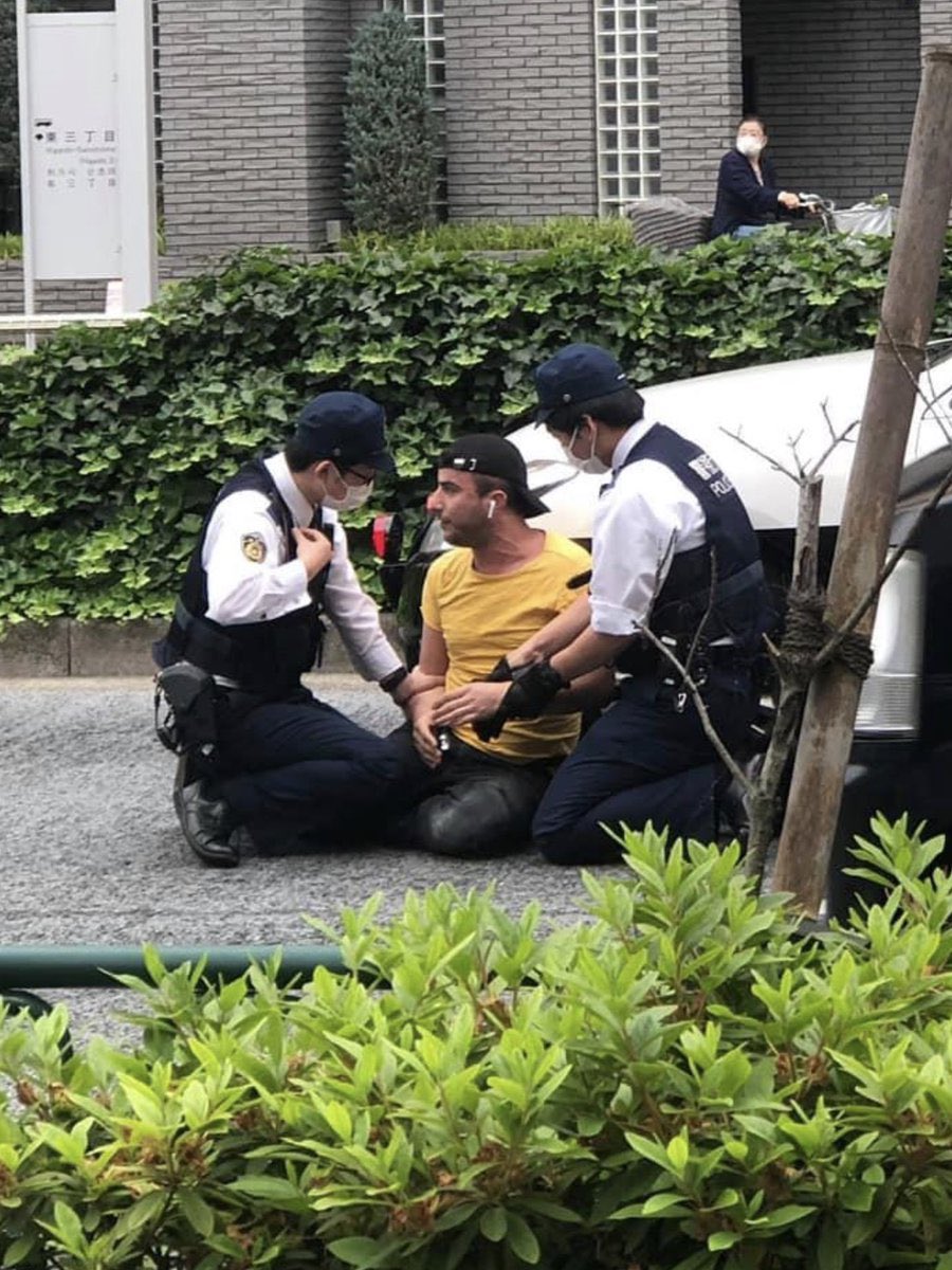 RicyTony's tweet photo. 渋谷警察署でデモの先頭に立っていた彼はトルコの諜報機関MITのメンバーだった事が分かっています。
そして多くの日本人が彼らに扇動されてデモを行いました。
しかし彼はもう他界しています。
MITに関わってはいけません。 https://t.co/UEJXSpt88L