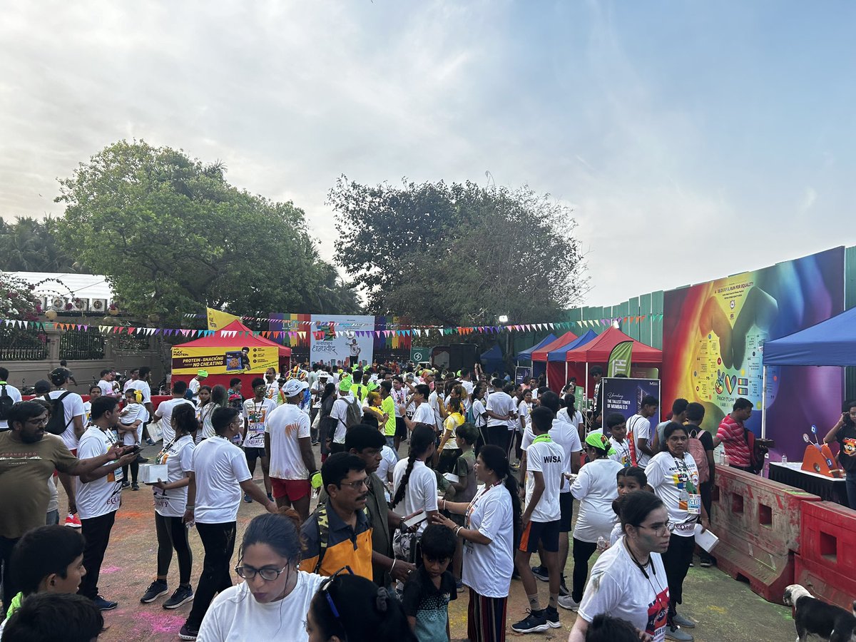 It was a great pleasure for us to collaborate with @4memoriesevent for their Rang Birange Run on the occassion of Holi. Here are some glimpses of a colourful run for equality.. #theqknit #queer #holi #run #runner #runforequality #rangbirangerun #mumbai #running #event
