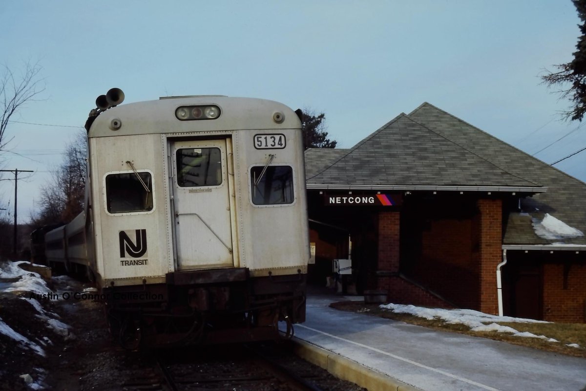 worldwiderails's tweet photo. NJT Comet I #5134 makes a station stop at Netcong on February 20, 1985.

📸Austin O’Connor collection https://t.co/SfffSLUfPy