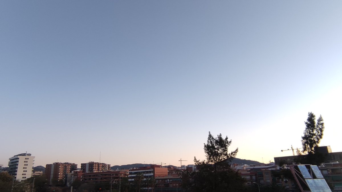 #Bondia. #Dimecres 3/4/24. Estació meteorològica del #BarriCentre de #Cornellà. Dades actualitzades a les 7:20' hores: -T 10,1°C (T Mínima) -HR 77% -Pressió 1016,5 hPa -#Vent de l'ONO. 5 km/h -T Màxima 14,7°C -Ratxa màxima #Tramuntana 11 km/h El cel a Cornellà, ara👇