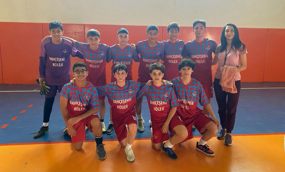 FUTSAL Yıldız Erkek takımımız namağlup yola devam ederek yarı finale çıkmaya hak kazanmıştır. Takım antrenörümüz @MeldaAtalay_ ve takım oyuncularımıza YARI FİNAL yolunda başarılar dileriz.💪🏻⚽️💙❤️ @TrkErsen @ucannmustafa @fuatcicek15