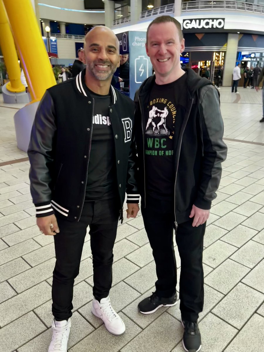 FLYNNTOONARMY's tweet photo. Really nice meeting Dave Coldwell at the O2 before the fabio wardley vs frazer clarke fight. Thanks for stopping for a photo and chat @davidcoldwell #davecoldwell #boxing #coach #boxingcoach #boxer #skysports #boxinganalyst #skysportsboxing #boxxer #coldwellboxing #o2 https://t.co/tQdjg9o8r5