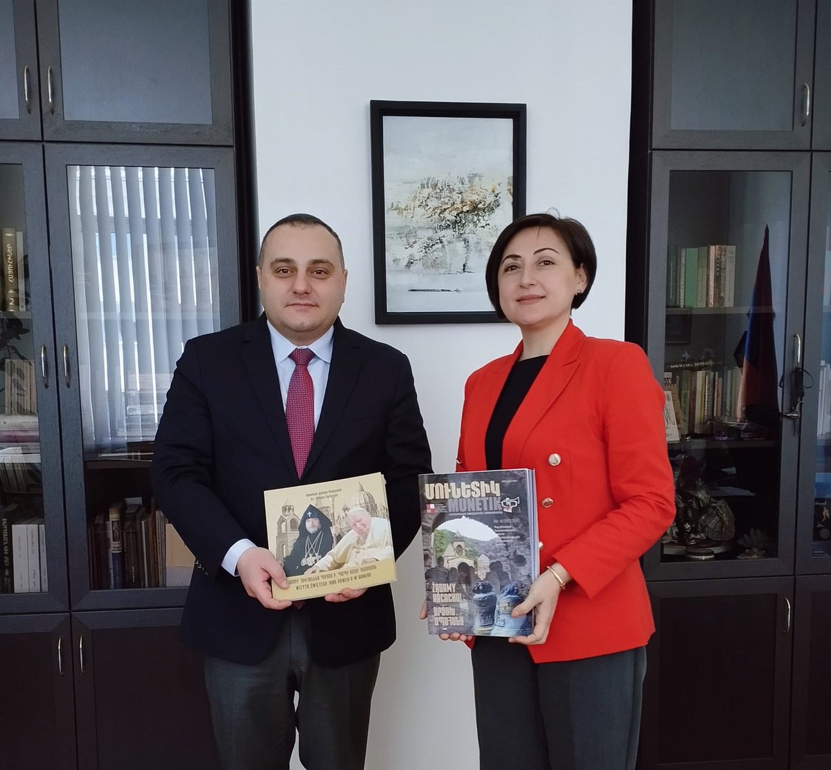 Die Direktorin der Nationalbibliothek, Anna Chulyan, hat den Honorarkonsul der Republik Polen in Armenien und Präsidenten der Freundschaftsgruppe Polen-Armenien, Hrachya Boyajyan, empfangen. Der Honorarkonsul hat der Bibliothek Exemplare der Zeitschrift der armenischen Minderheit