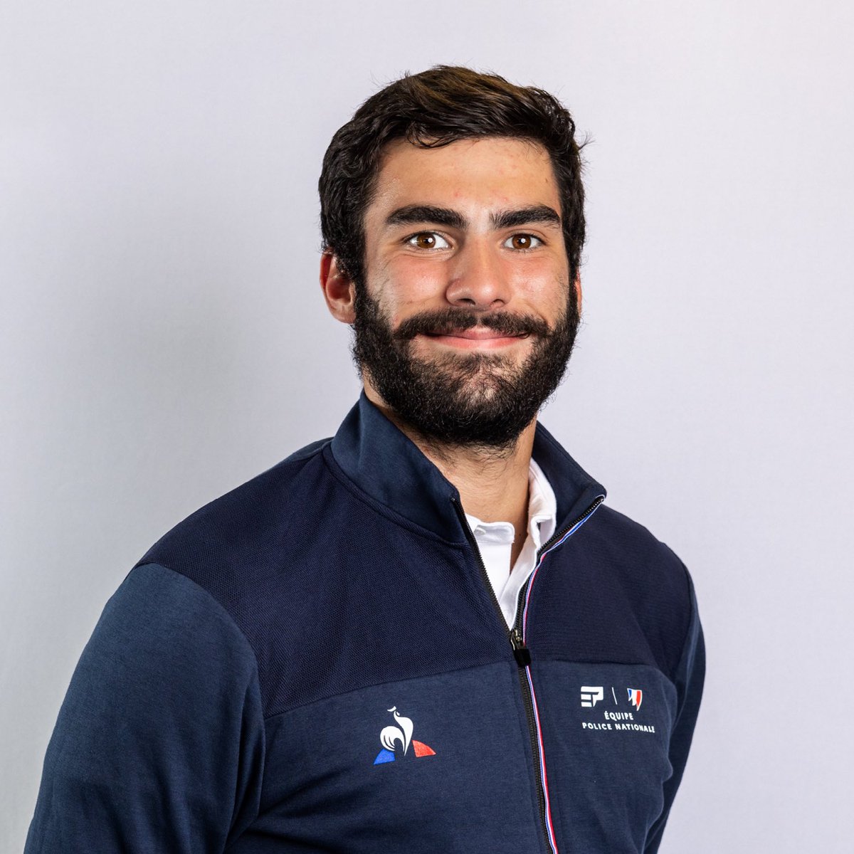 #Sport | Maxime Pianfetti est policier réserviste et sabreur. Vice-champion du monde 2022 en individuel et champion d’Europe 2023 en équipe, notre sportif vise la médaille d’or aux #JO2024. Découvrez son portrait et ses ambitions 👉 police-nationale.interieur.gouv.fr/dossiers/lequi…