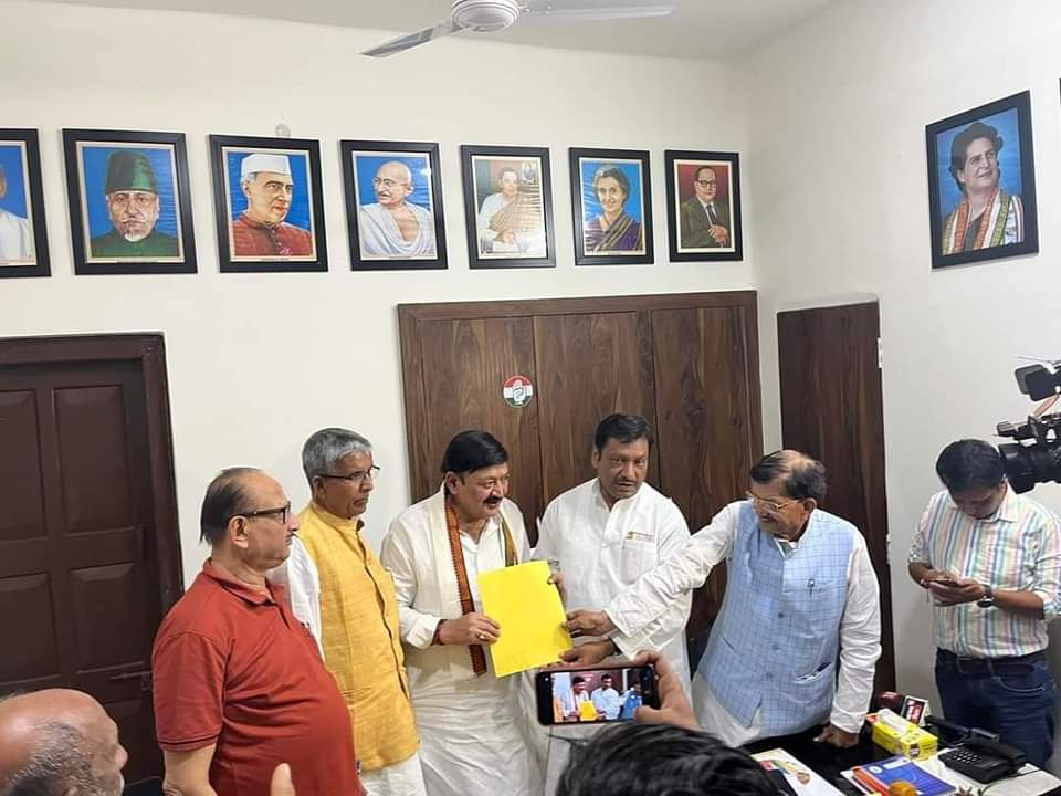 akhileshPdsingh's tweet photo. कल देर शाम बिहार प्रदेश कांग्रेस मुख्यालय, सदाकत आश्रम, पटना में बिहार से हमारे तीनों कांग्रेस प्रत्याशियों को पार्टी का सिम्बल देकर उनको बधाई एवं उनके शानदार जीत की अग्रिम शुभकामनाएं दी। 

मैं कटिहार, किशनगंज व भागलपुर के समस्त जनता जनार्दन से अपील करता हूँ कि...

1/2 https://t.co/hJKf88r1iQ