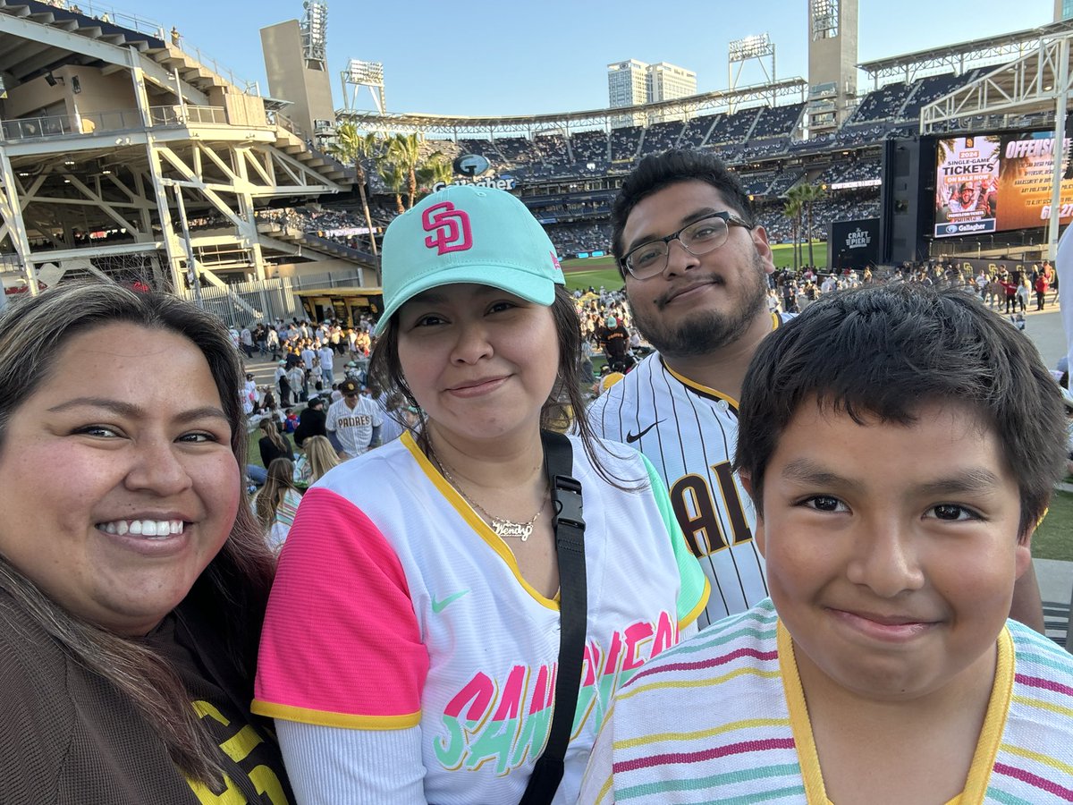 ohSnaps_Wendy's tweet photo. #forthefaithful 🤎💛 https://t.co/6EHvjdfkwu