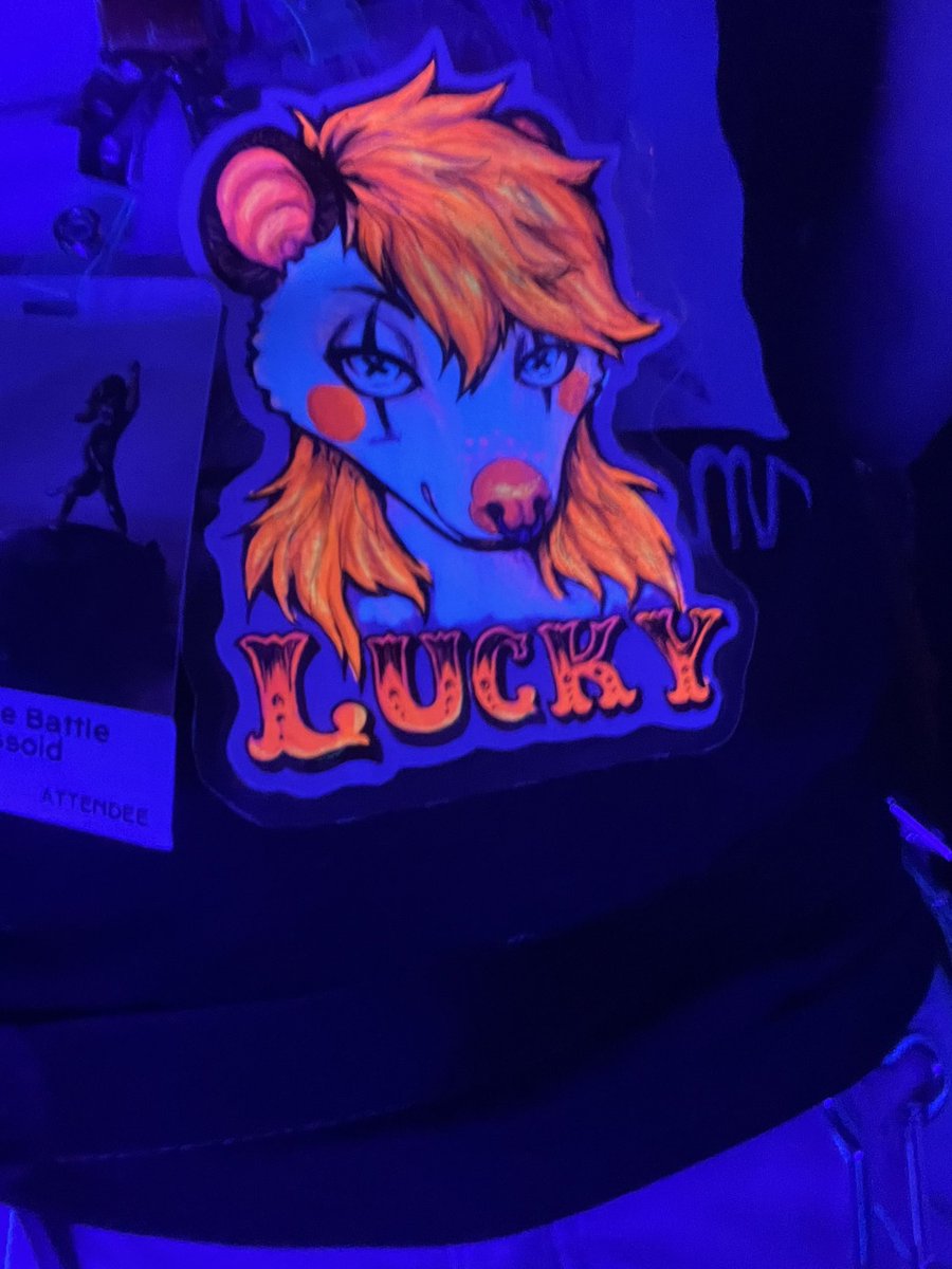 <a href="/leeryfoxx/">Service Weapon</a> it’s sooooo cute and it glows 😭 by the amazing <a href="/pupybref/">ᘜᓍᓍ 🦠</a>