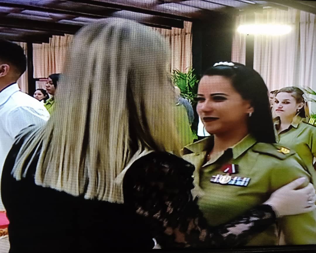 Muchas felicidades a todos los condecorados, capaces de defender el legado de Fidel, quien depositó toda la confianza en nuestra juventud comunista.
#CreaTuFelicidad