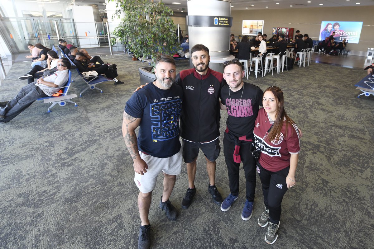 clublanus's tweet photo. #ABrasilConElGrana 🇱🇻✈️🇧🇷 https://t.co/uLPWJtpeA1