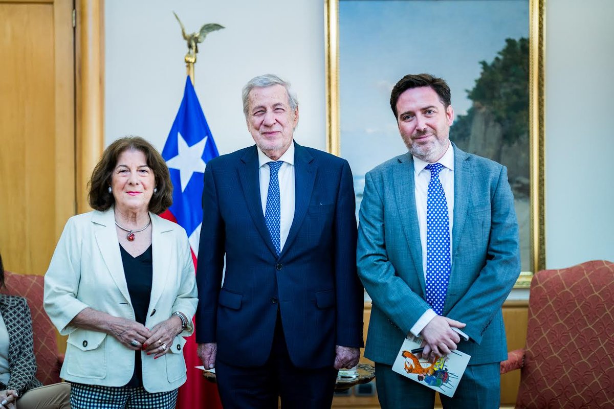 Reunión con Ministro de RR.EE
Una reunión sostuvo parte de la directiva de #AMMPEWorld con el Ministro de Relaciones Exteriores de Chile, Alberto van Klaveren Stork.
 El Ministerio entregó su patrocinio al XXV Congreso Mundial de Periodistas y Escritoras.