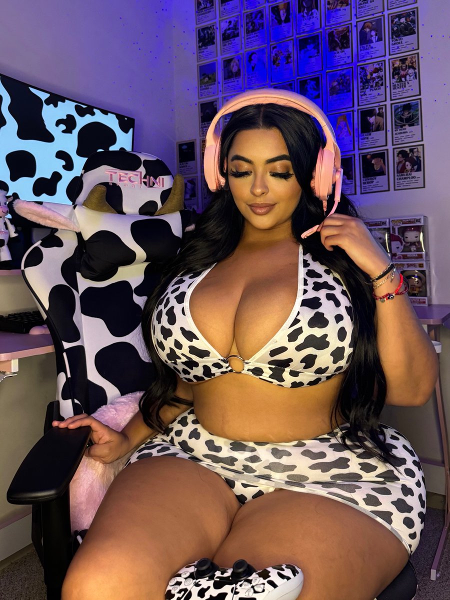 Will you join my squad?? 🤩 gaming chair from @technisport 🐄