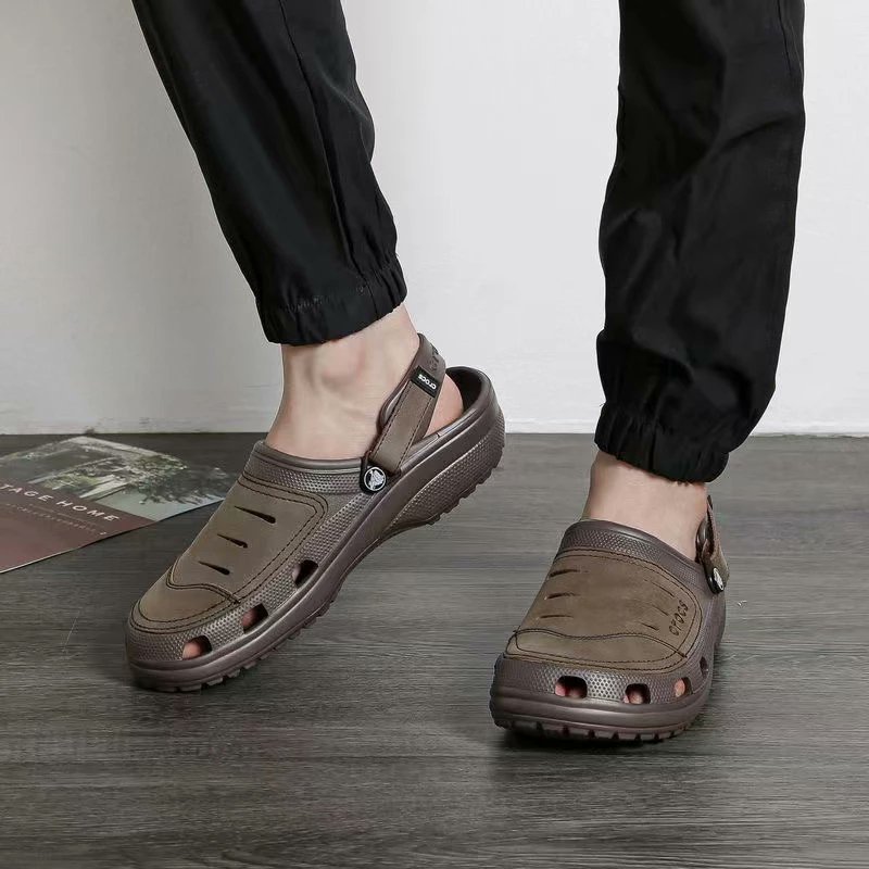 Cantik pulak slipper Crocs ni😍 Dari dulu aku suka pakai Crocs ni. Tapak dia memang lembut dan tak licin. Kualiti pun memang tahan lasak. Aku tak tahulah orang lain tapi aku suka pakai dengan stokin😅