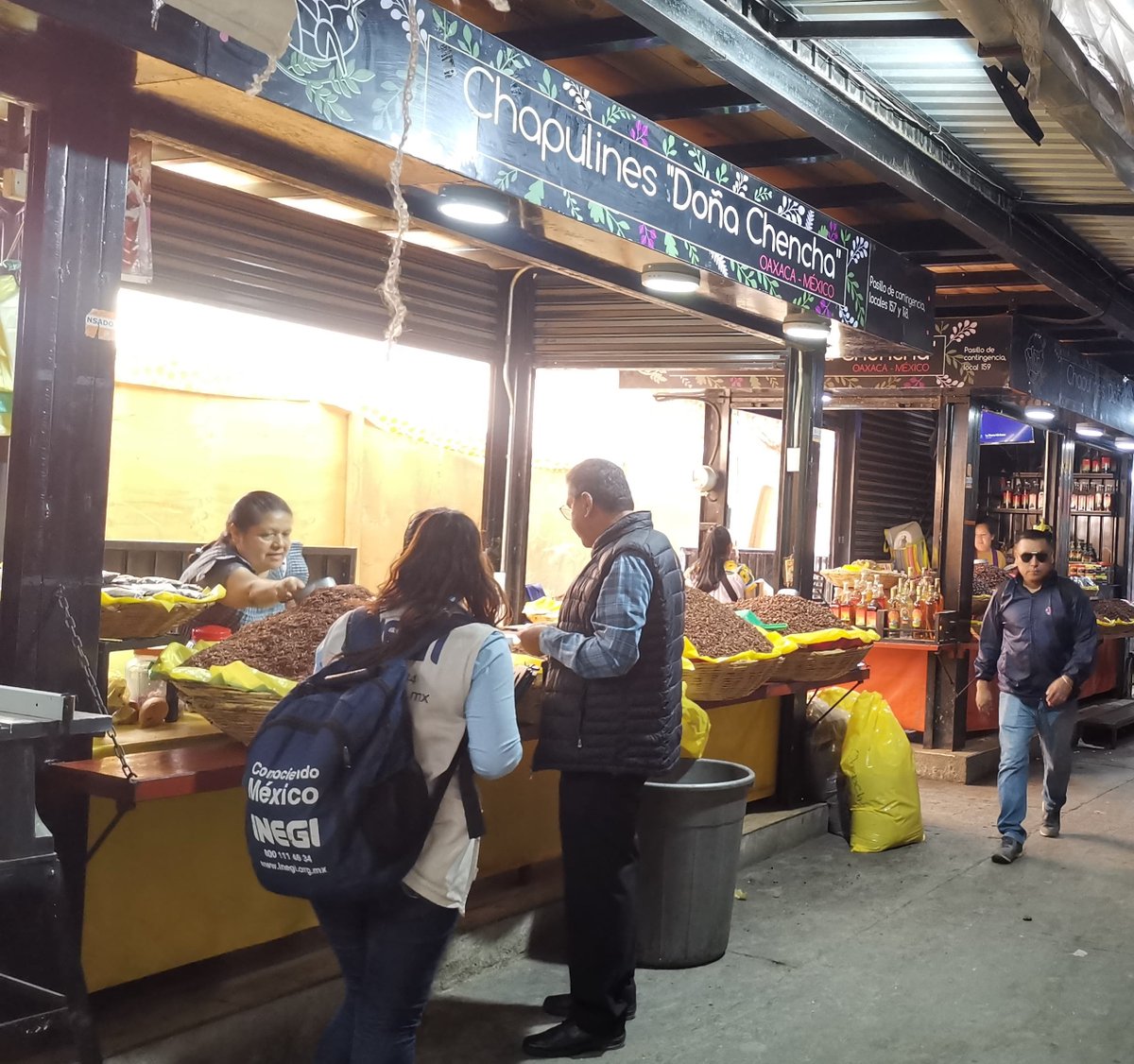 JorgeLopezGuz's tweet photo. Agradezco a los comerciantes de la Central de Abasto que se sumen a los #CENSOSECONÓMICOS2024 recibiendo a las y los entrevistadores del #INEGI
Porque todos los negocios son importantes para #México, ¡es tiempo de participar! Conoce más de los Censos 👉https://t.co/0V1d1Hcclw https://t.co/Pw6Hv6GnvH