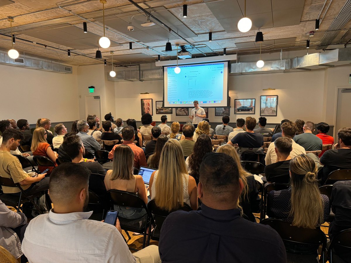 Full house tonight's @miamiaihub Generative Gathering! A heartfelt thank you to everyone who came, and a special shoutout to our incredible speakers, @NoelleRussell_ & @TrevorJLee20. Excited to see you all at the next event!