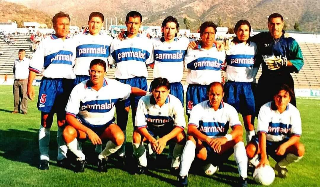 📸 @lacatolicacl 1998 en 🏟 San Carlos de Apoquindo. Jaime Pizarro, Fernando Cornejo, Jorge Vargas, Piri Parraguez, @MarioLepe6, Cheito Ramírez, @NelsonTapiaRios, Edú Manga, Ormazabal, @ghostfigueroa y Lucho Díaz.