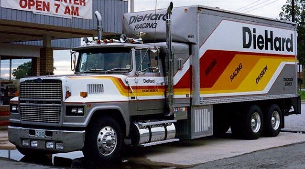 Woof! That’s one sharp Ford! 😎

#thedirtyoldtrucker #oldtrucks #oldschooltrucks #ford #fordtrucks #fordltl9000 #racehauler