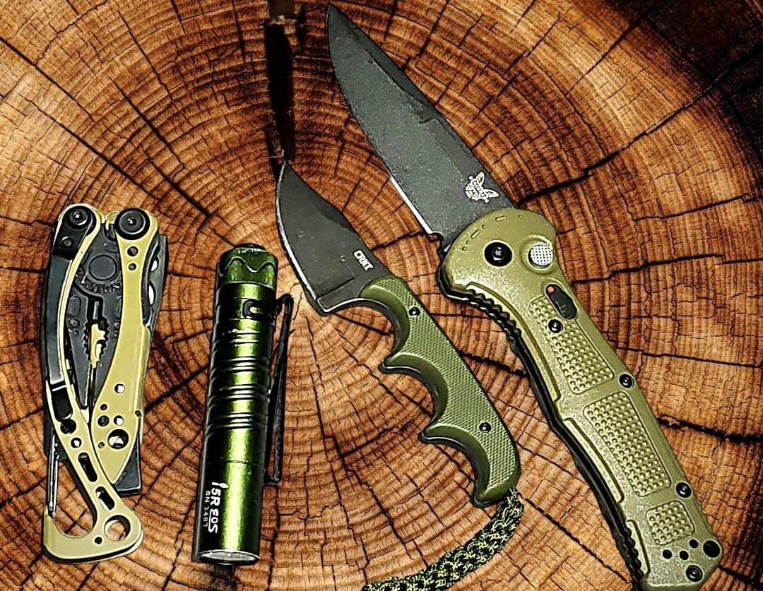 Inspired by the outdoors, John assembles a compact loadout with gear united by their forest green color scheme and rugged functionality, from a solid multi-tool to a pair of adventure-ready knives. bit.ly/49exT6Q