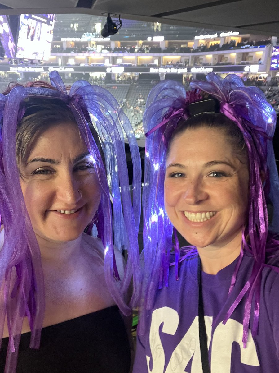 milano_mia's tweet photo. Let’s Go Lings!!!! #LightTheBeam 💜 #SisterDate #Beamy 😏 https://t.co/0LKgk0IIAi