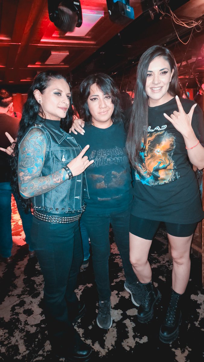 secondofsilence's tweet image. Recordando a este trío de talentosas mujeres en el show de Lúdico Producciones en el @patanegramx dónde tuvimos el honor de ser invitados por @linastonerok
Les gustaría que colaboremos con kambrah gil y Julieta Ruiseco, vocalista de KÄLAD ?