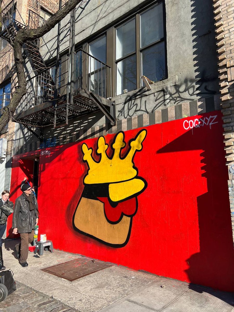 coqinu's tweet image. For those heading to NY for @NFT_NYC be sure to visit the #COQKING
Located in New York City at the corner of Delancey St. & Allen St. 
Artist: Hektad $COQ $AVAX 🐓🔺