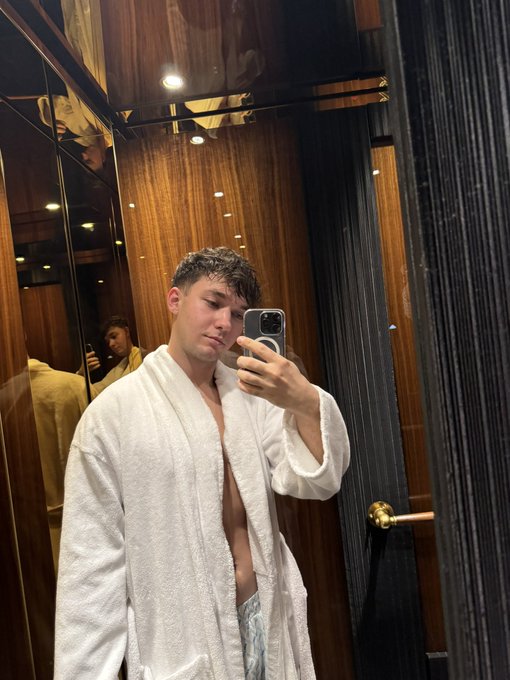 Good night handsome https://t.co/iJ0WoSrMS7 https://t.co/RXsUJKkWGB