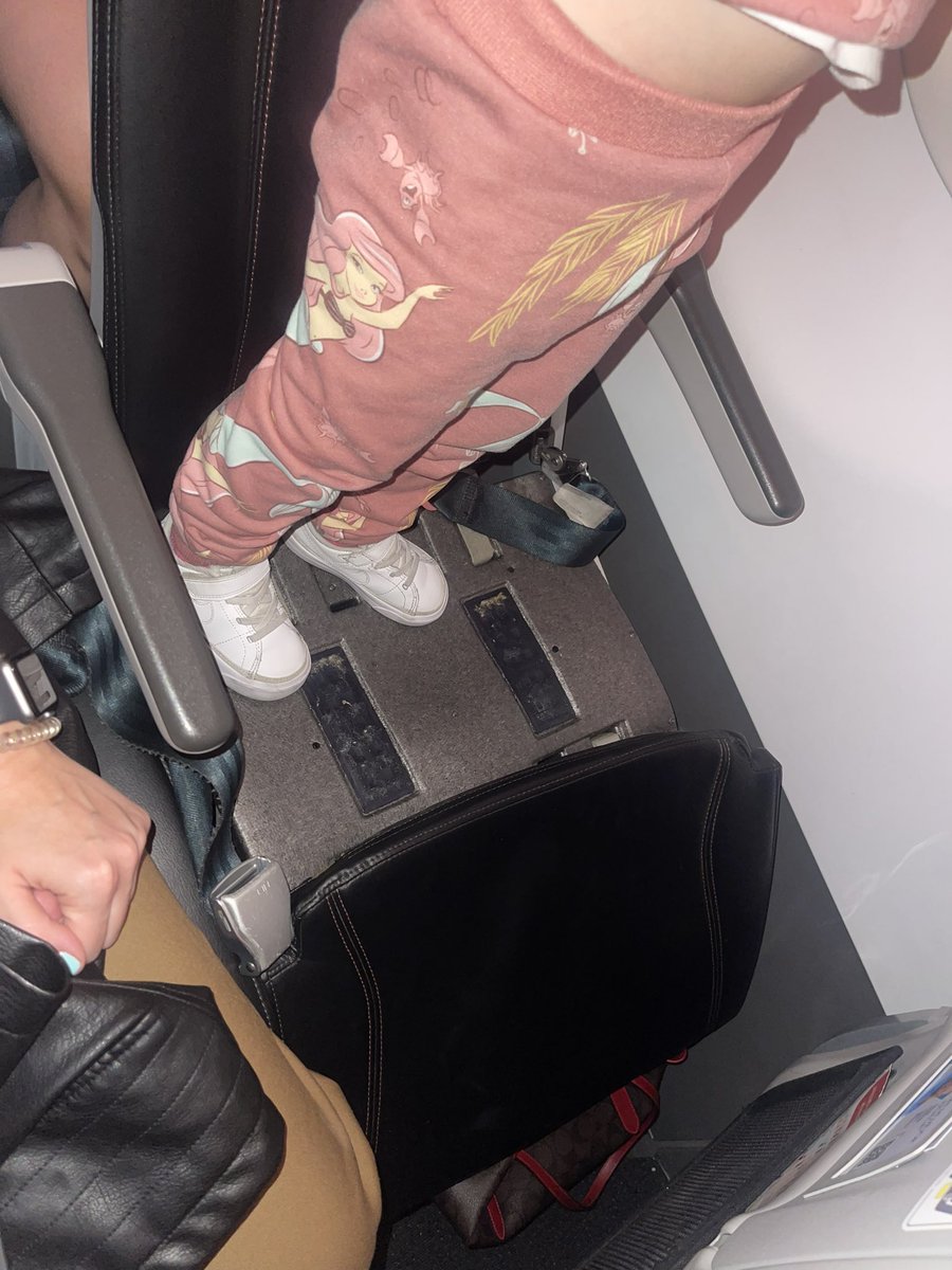 JuankAbreu's tweet photo. @avianca  @aviancaescucha hoy en mi vuelo AV5231 Cct-bgta el asiento de mi hija 3 años se soltó 3 veces y una en turbulencia . https://t.co/oM29gRxsig