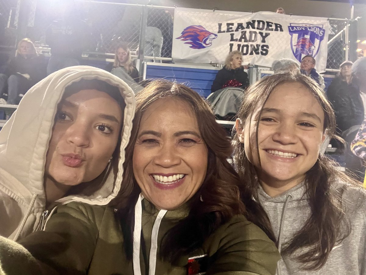 We love #fandomlife with my Hardie girls 🥳🥳🥳 0-0 at the half in the match between @leanderhssoccer + Liberty Hill ⚽️ Let’s go Lions 🦁 #roundthreeregional #feeltheroar