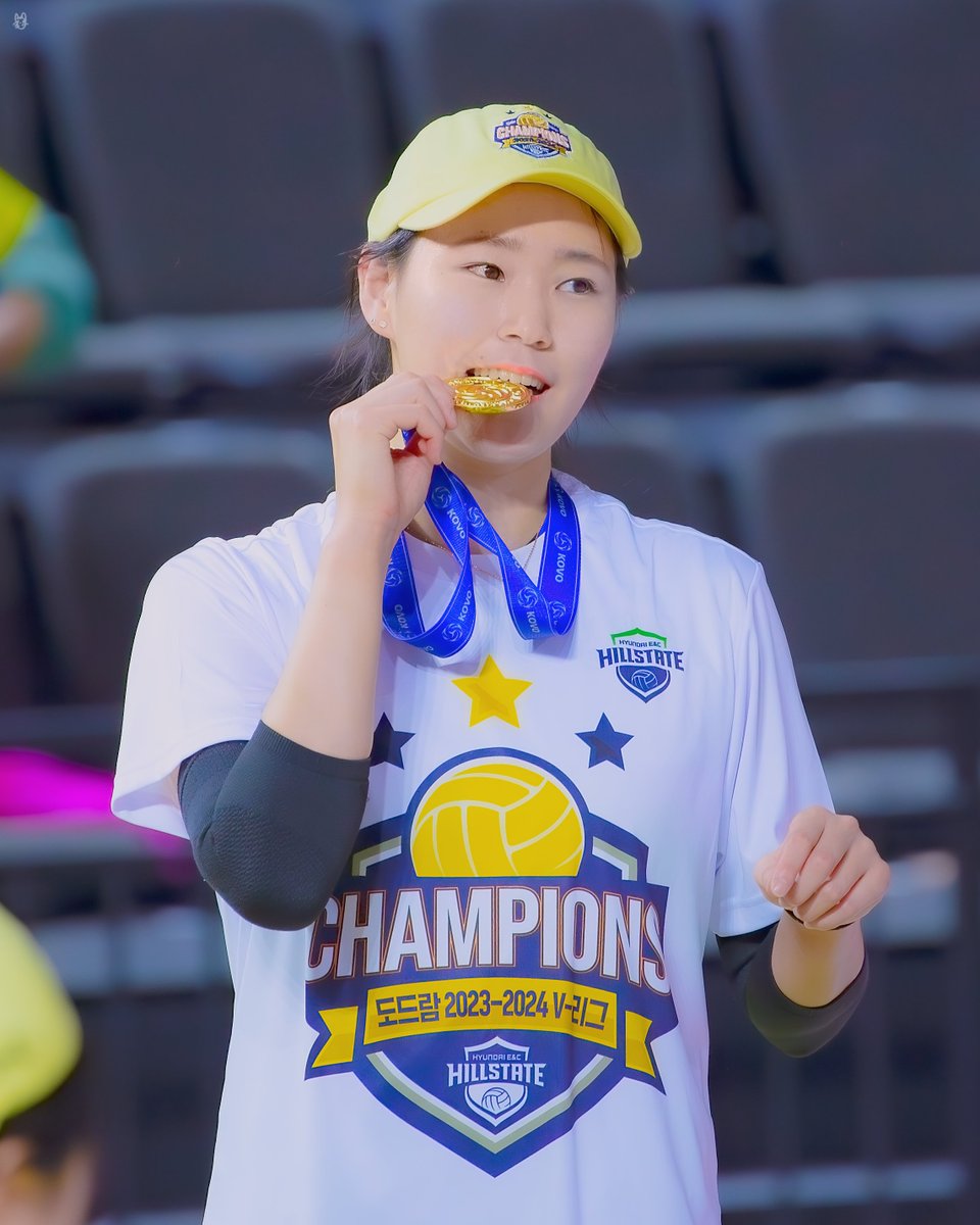 240401

아무래도 우승하면 메달은 한번 깨물어봐야지
#김주향 #현대건설