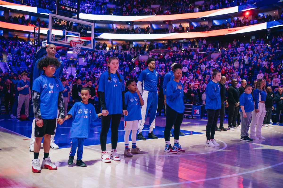 To celebrate World Autism Acceptance Day, the Jr. 76ers hosted a pregame basketball clinic with Mighty Mike (@MikeSimmel11) of Bounce Out of the Stigma. Participants were then invited back to the game for special on-court experiences. 💙 #AutismAcceptanceDay