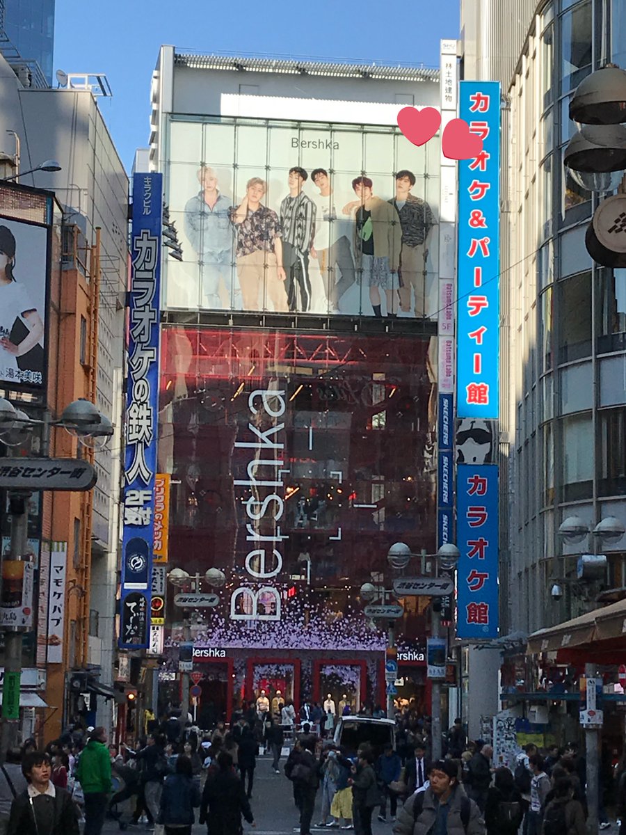 nako___cha's tweet photo. ASTRO × Bershkaのコラボ懐かしいね
ゲリラライブがあった日学校あったんだけどちゃんとLINEの通知見て渋谷に行ってれば余裕で間に合う時間だったのにLINE全然見てなくて帰宅してゲリラライブが始まってからそれを知るっていうやらかし https://t.co/XoHI7L59um