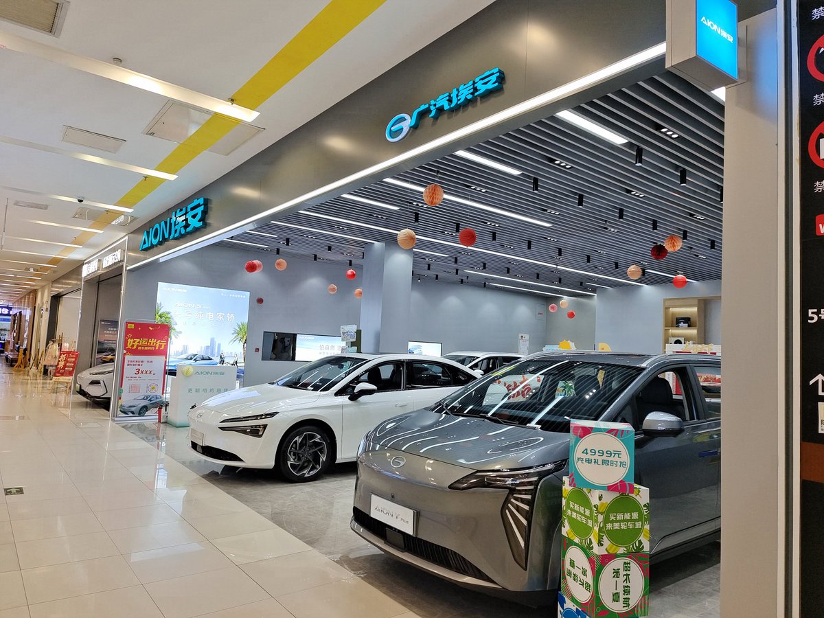 In China, cars are not merely sold in 4S shops, and electric vehicles are sold in supermarkets in the same way as mobile phones.