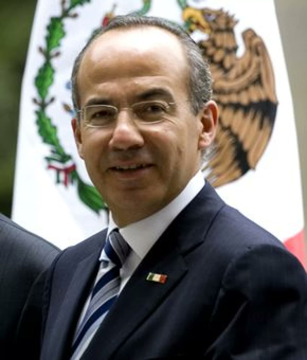 YO_____MERO's tweet photo. Recuerdan cuando @lopezobrador_  acusó a @FelipeCalderon de coyotaje y este lo retó a debatir?
Cuando @CarlosLoret le pidió una entrevista después de sus múltiples insultos?
Cuando @XochitlGalvez le fue a tocar la puerta del Zócalo y no le abrió?
Y @RicardoBSalinas le pidió una entrevista y también se echó para atrás?
Y saben el porqué no ha aceptado debatir?
porque @lopezobrador_  es el..
#RivalMásDebil! adiós! 😂