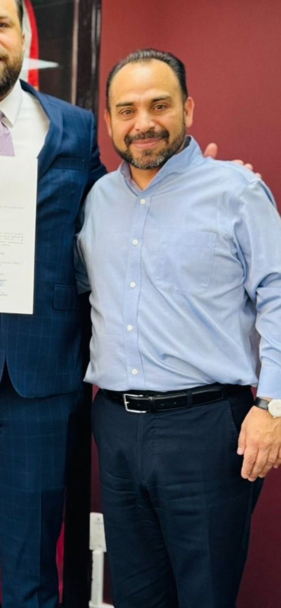 Humbertgutier's tweet photo. Las travesuras del Bubu…

David Aguilar alias “El Bubu” @ProcuradorPFC, conocido cómplice de @SheffieldGto y a quien dejó al frente de la @Profeco para continuar haciendo sus tracas con el tema de las gasolineras, está resultado ser peor que Ricardo, es más ya hasta le está dando baje con los negocios. 

A raíz de que Ricky renunció y se vino a Gto a ser candidato a gobernador y que por las cuestiones de género no se le dio, pues la Doctora @Claudiashein tuvo que darle la concesión de todo el paquete electoral en la entidad, pero también tuvo el beneficio de dejar a sus sucesor, el Bubu. 

De todos es sabido, porque su entorno cercano se encargado de alardear de ello, que el Chicles, como le dicen Alvar y Zamarripa, es el que está pagando con cientos de millones de pesos la campaña presidencial de @PartidoMorenaMx y por eso es que le han pasado varias pasadas de lanza de Sheffield. 

Es más dicen que exigió la Secretaria de Economía o Infonavit y también por eso el Bubu está abusando aún más que Sheffield de los negocios por debajo de la mesa. 

El principal operador ahora de esas tracas millonarias es el michoacano Luis Guillermo Chapa Méndez a quien lo hizo Director de Planeación, pero para planear las intimidaciones, amenzas y demás actos de corrupcion en PROFECO, ejemplo como le hicieron al ex director Buck de Irapuato solo porque le caía mal al Bubu. 

David Aguilar ha hecho de la dependencia del @gobmx una organización casi tipo criminal, porque además de las tracas financieras superlativas que se sabe realiza, está paranoico, implementó centro de monitoreo de redes sociales de los empleados a cargo de la leonesa Diana Piedra la recuerdan?

Al también leones Moisés Macías y del romitense Enrique Anguiano, a quienes nos dicen trata como subnormales los ha designado para que le pasen los chismes de oficina. 

El Bubu está desatado, también anda de galán, cometiendo acoso y VPG en contra de @Gio_sMx quien lo denunció en sus redes. Todo porque le dijo que no, que estaba muy feo. 😂😂😂 ahora resulta que se siente chulo. 

No cabe duda que Sheffield implementó mafia y la dejó operando, pero ya le están comiendo el mandado. No quiero amarrar navajas, pero ya te están viendo la cara Ricky y es el Bubu, dicen ehh no me creas. Ay como se lleven.

La comunidad conspiradora nos comparte que @garibay_ram buscó a quien creen? A Javier Chico Duerme, perdón Goerne para ver si le dadan entrada para el negocio de las gasolineras, pero le dijeron que lo viera directamente con el Bubu o con el Raco de la Peña. Toma tu zanahoria conejo horrible. 

Y para rematar nos informaron que el flamante hijo de la candidata a la gubernatura @AlmaAlcarazH a quien Chapa Méndez lo apoda el Maradonio, a raíz de que su mamá es la candidata goza de privilegios en PROFECO para empezar un sueldo muy jugoso, dicen que antes llegaba en scooter y ahora en camioneta blindada. 

Así los morenos. Como los ven!!!