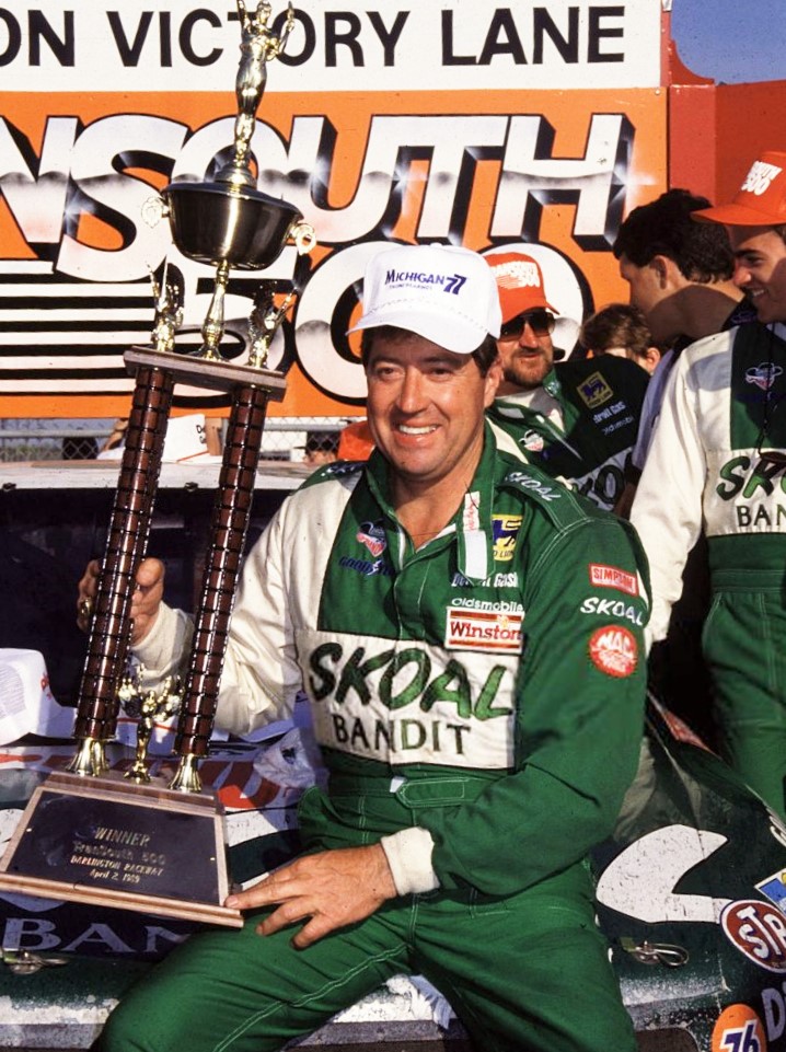 Harry Gant won the 1989 TranSouth 500 at Darlington 35 years ago today. 🏁 

#TheSkoalBandit 🏁 #TooToughToTame