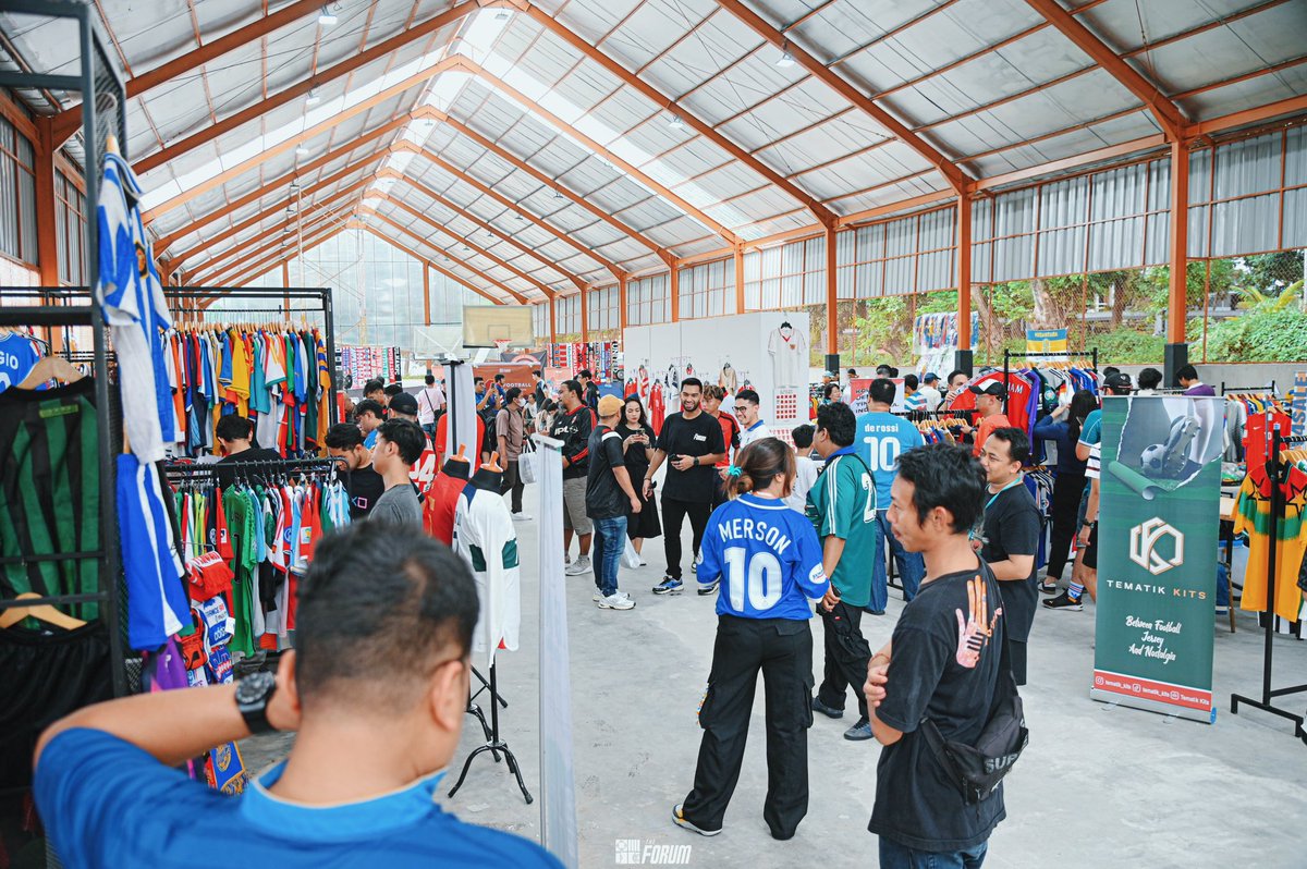 SonyAndrio's tweet photo. Keseruan acara Football Shirt Fair yang diadakan di The Forum Bintaro pada 30-31 Maret 2024.

Acara bagus! Bisa dibilang lebarannya anak jersey. Pada kumpul semua 🥰

Saya coba share dokumentasinya jadi sebuah utas.

Enjoy! https://t.co/e17GYyyNrS